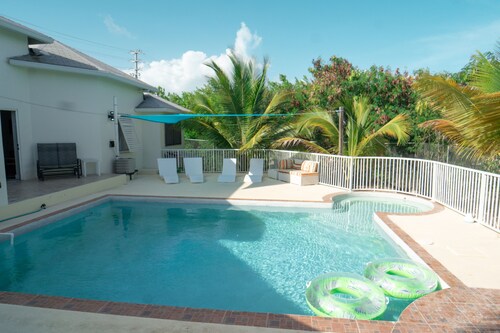 Fleur de Mer Villa Gracebay ( semi-detached) 2 bdrm -2 min drive from the beach!