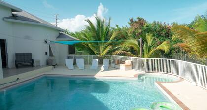 Fleur de Mer Villa Gracebay ( semi-detached) 2 bdrm -2 min drive from the beach!