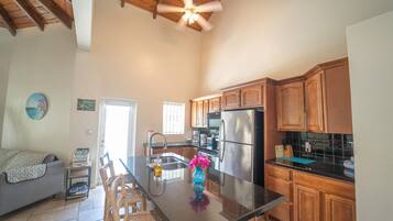 Køleskab, mikrobølgeovn, ovn, kogeplade