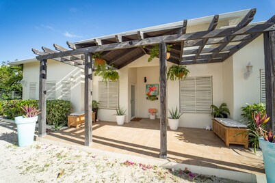 Fleur de Mer Villa Gracebay ( semi-detached) 2 bdrm -2 min drive from the beach!