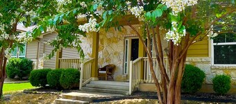 Whisper Dreams Retreat- cozy3BR retreat~big yard~bring pets~near Kalahari~DT ATX