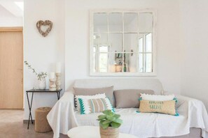 Smart-TV, Tischtennisplatte, Bücher