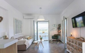 Smart-TV, Tischtennisplatte, Bücher