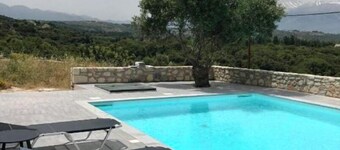 Cretan villa with views of the White Mountains