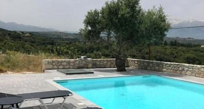 Kretische Villa mit Blick auf die Weißen Berge