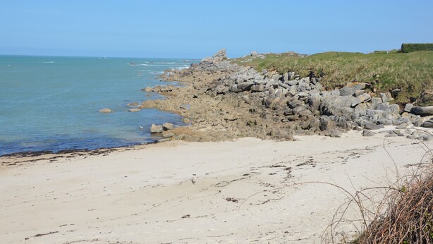 A rocky coastline with a sandy beach and clear blue sea. - Furnished, 2 stars, with sea view (Plouescat)