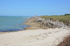 A rocky coastline with a sandy beach and clear blue sea. - Furnished, 2-star, with a view of the sea (Plouescat)