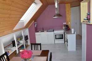 Een koelkast, een microgolfoven, een oven