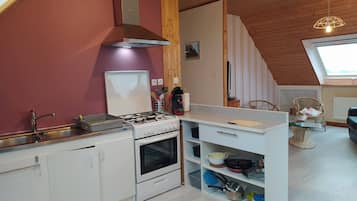 Réfrigérateur, micro-ondes, four, cafetiÚre/bouilloire