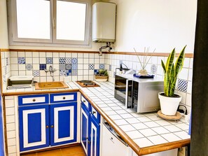 Fridge, microwave, coffee/tea maker, cookware/dishes/utensils - Studio "Aline à la Plage" Relaxation by the sea (Canet-en-Roussillon)