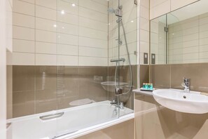 Shower, hair dryer, towels - Honeybee - 9th Floor Apartment with Balcony Views (Poole)