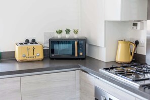 Fridge, microwave, oven, stovetop - Seas the Day - Moments from Hamworthy Beach (Poole)