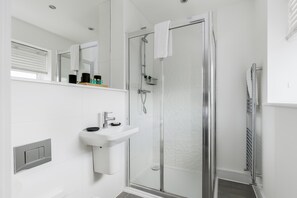 Dusche, Haartrockner, Handtücher