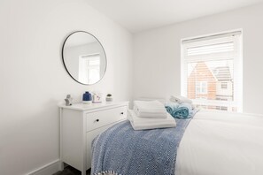 2 bedrooms, iron/ironing board, WiFi, bed sheets - Seas the Day - Moments from Hamworthy Beach (Poole)