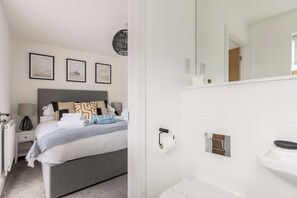 Dusj, hårføner og håndklær