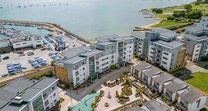 Ocean Breeze - Harbour Views from Private Balcony