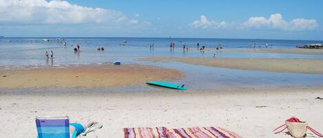 Beach nearby, sun loungers, beach towels