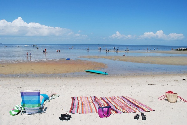 Playa en los alrededores, camastros y toallas de playa