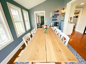 Dining - Cape Charles VA retreat with game arcade 👾, fire pit 🔥, Peloton 🚴🏽‍♀️, EV🔋 (Cape Charles)