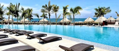 Alberca al aire libre y alberca climatizada