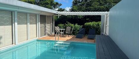 Una piscina al aire libre