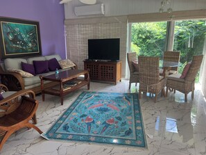 Smart-TV, bøker og stereoanlegg