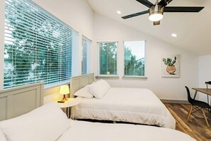 8 soverom, skrivebord, strykejern/-brett og reiseseng for barn