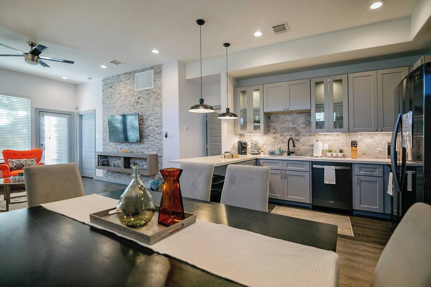 Réfrigérateur, micro-ondes, four, plaque de cuisson