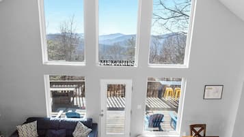 Televisor intel·ligent, llar de foc, videojocs i futbolí