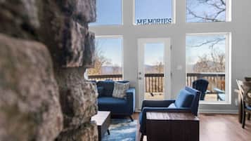 Televisor intel·ligent, llar de foc, videojocs i futbolí