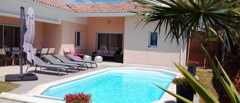 حمّام سباحة مُدفَّأ