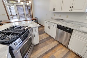 Køleskab, mikrobølgeovn, ovn, kogeplade