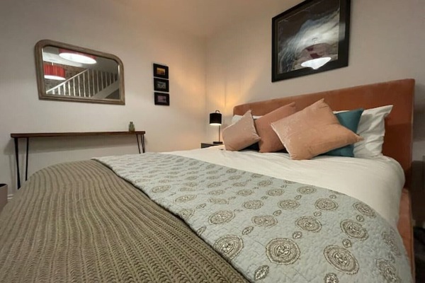 2 slaapkamers, een strijkplank/strijkijzer, gratis wifi, beddengoed