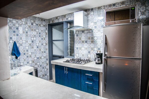 Refrigerador, microondas, cafetera y tetera y utensilios de cocina 