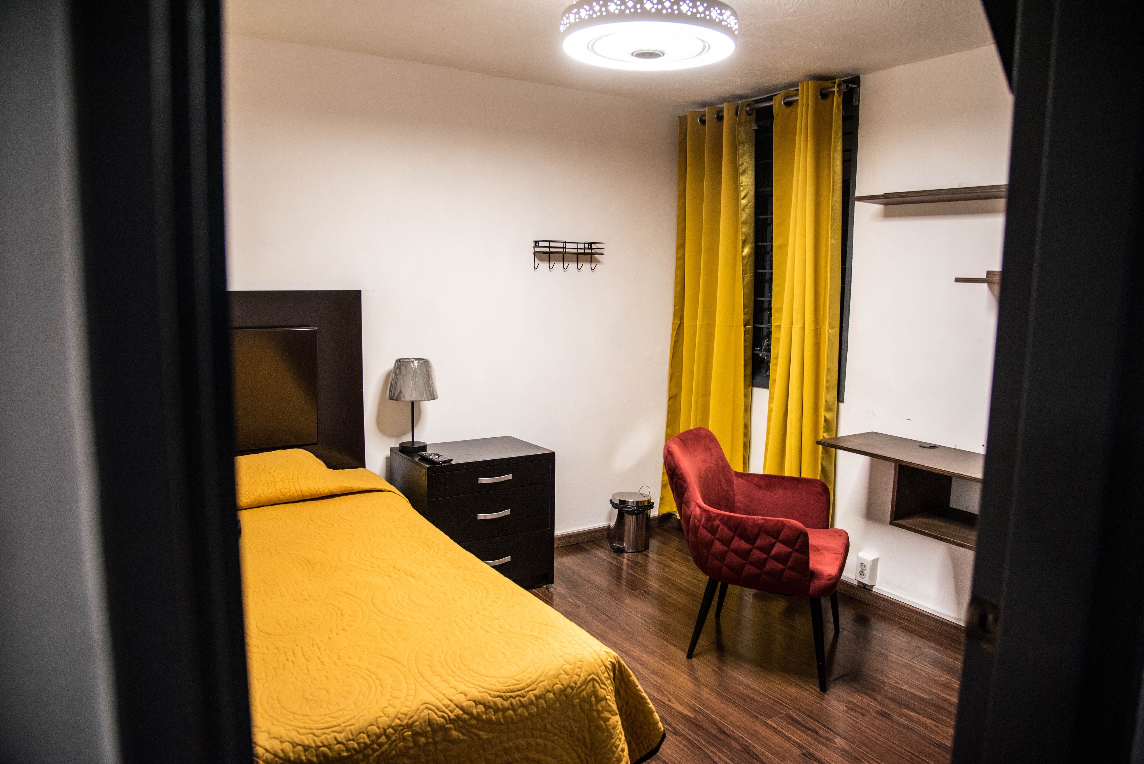 3 dormitoris, escriptori, planxa i posts de planxar i wifi gratuïta 