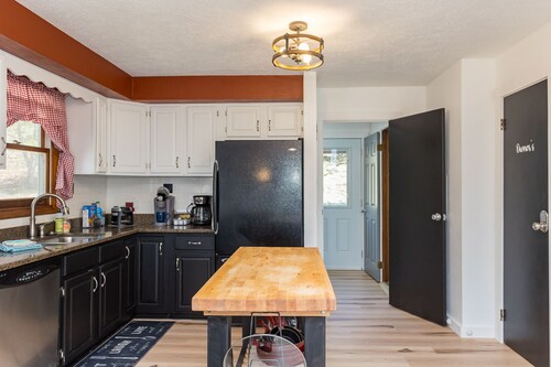 Massanutten Family Villa -3 Kings, 1 Queen / Dog Friendly / 1 Mile to the Slopes