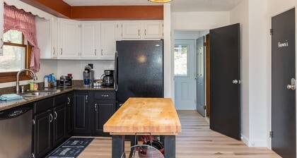Massanutten Family Villa -3 Kings, 1 Queen / Dog Friendly / 1 Mile to the Slopes