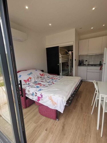 5' from the freeway, ideal for a family break