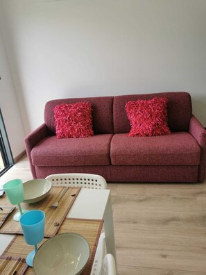 Living area - 5' from the freeway, ideal for a family break (DRACE)