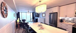 Kylskåp, mikrovågsugn, ugn och spishäll