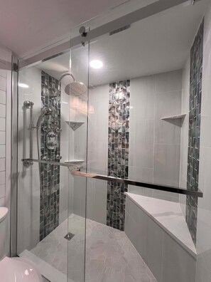 Ensemble baignoire-douche, séchoir à cheveux, serviettes fournies