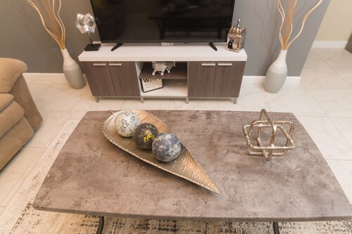 Luxurious 2 bed 2 bath in Kingston city center