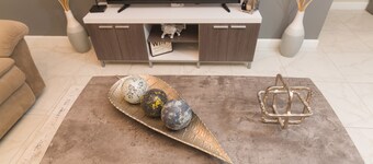 Luxurious 2 bed 2 bath in Kingston city center