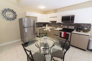 Een koelkast, een microgolfoven, een oven, een kookplaat