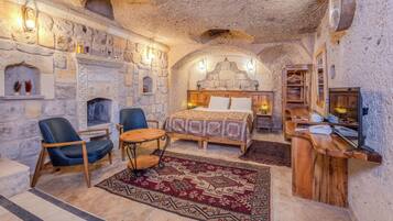 Habitación doble Deluxe | Decoración personalizada, muebles diferentes y escritorio