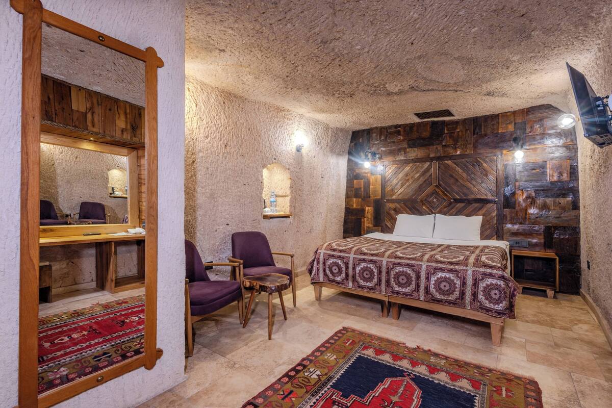 Traditionele tweepersoonskamer | Een bureau, een laptopwerkplek, gratis wifi, individueel gedecoreerd