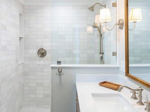 Douche, sèche-cheveux