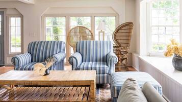 Una televisión, una chimenea, libros