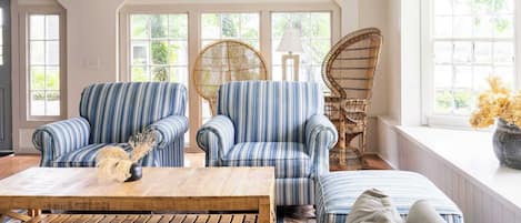 Télévision, cheminée, livres