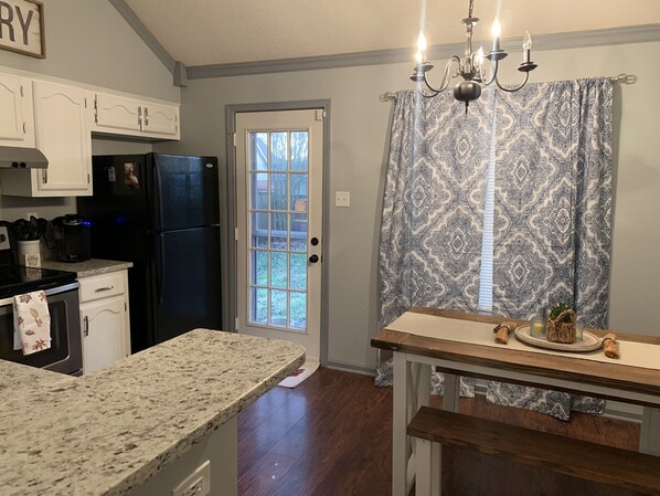 Fridge, microwave, oven, stovetop - Charming 3 bedroom Memphis Suburbs  (Lakeland)
